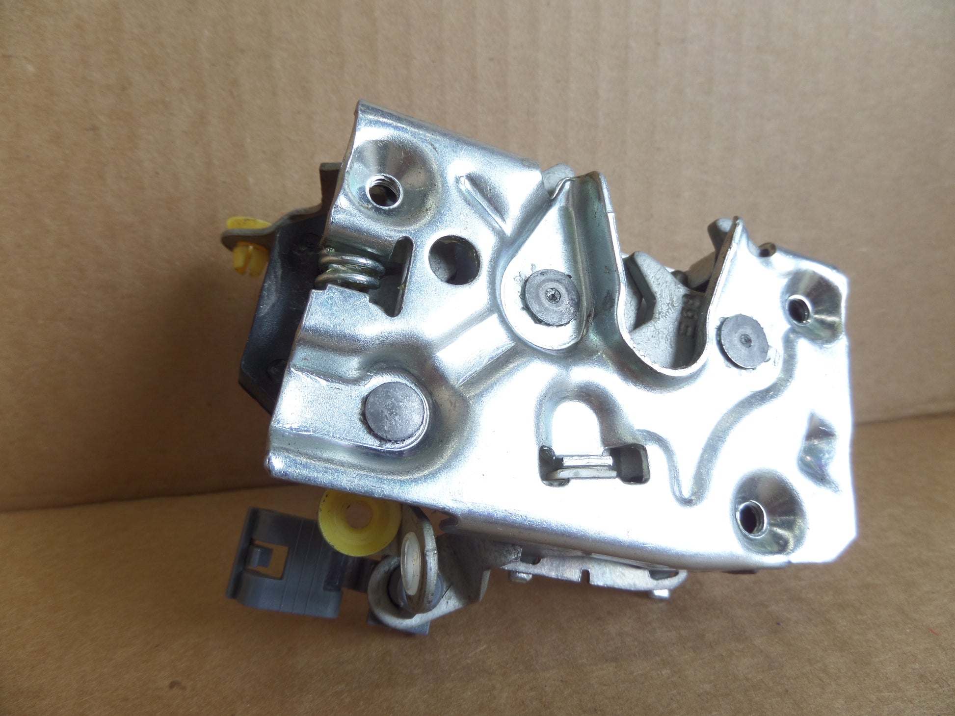 Door Latch LH Freightliner HLK2309 A18-39529-000 A18-41680-000 A18 Door Latch LH Freightliner HLK2309 A18-39529-000 A18-41680-000 A18